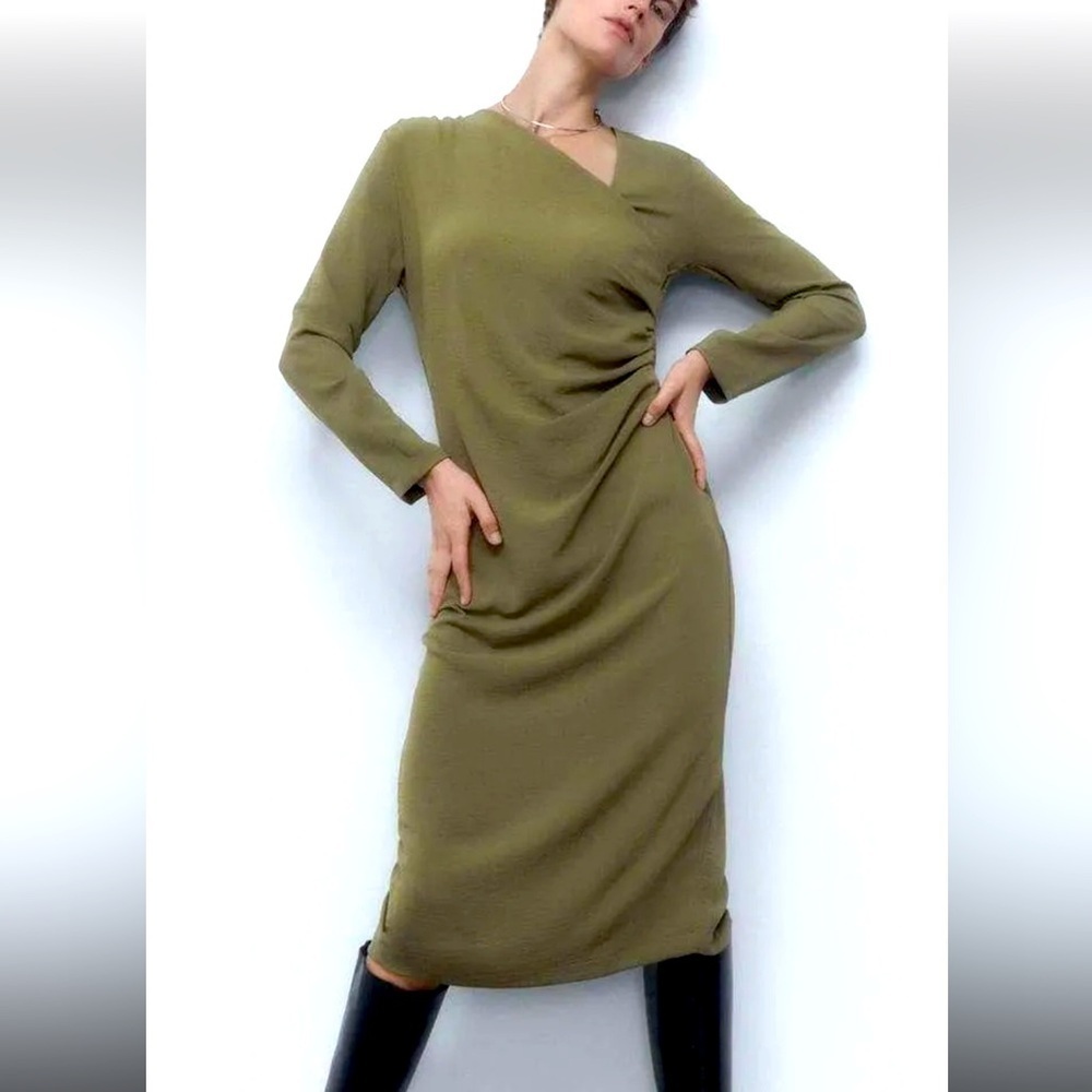 NWOT Zara V-neck Midi Side Ruched Dress in Green. Size Small